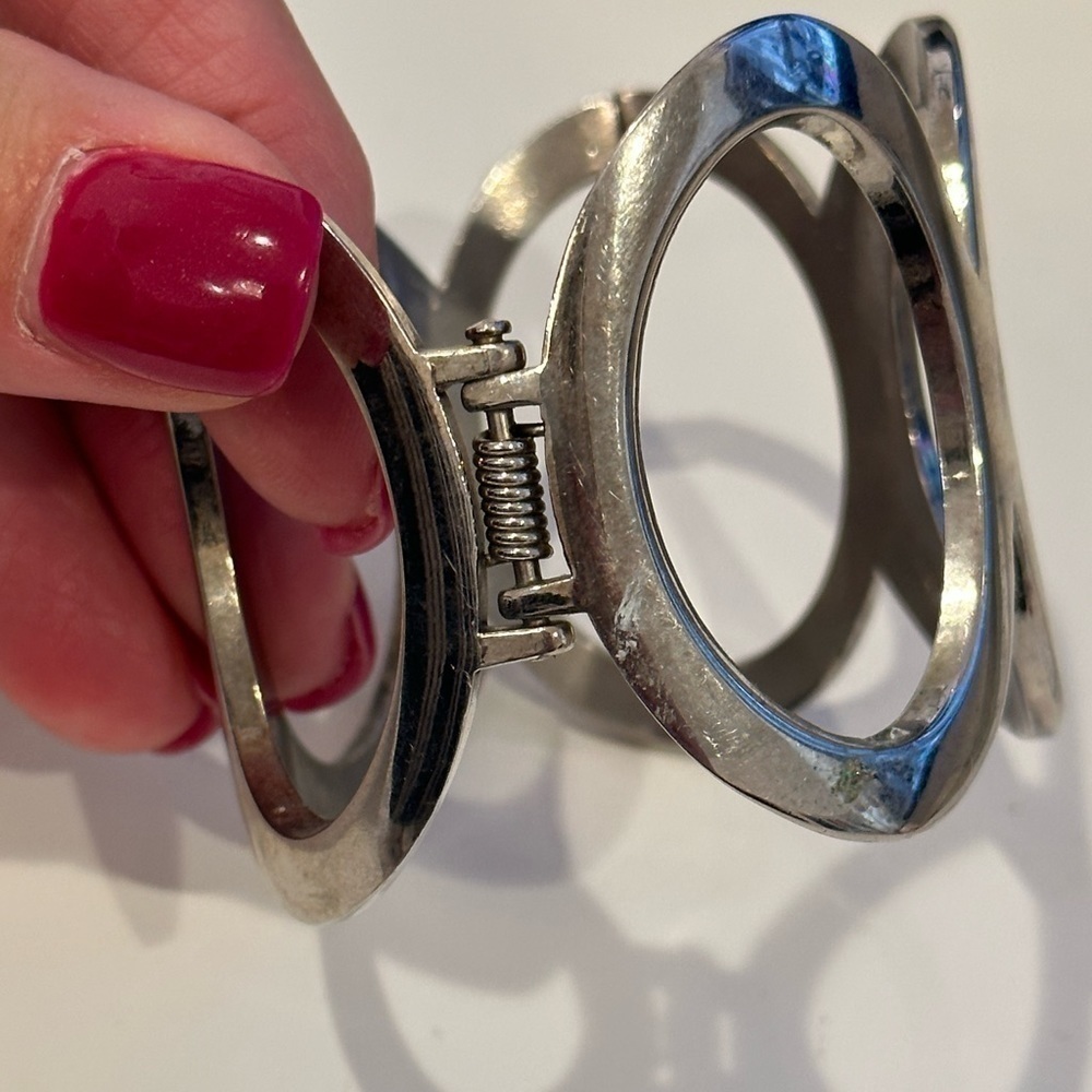 Premier Design (marking) Wide hinged cuff bracelet in silver - Picture 5 of 6